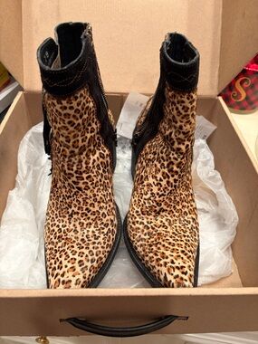 Double D Ranch Box with Hand and Tan Skin Tone